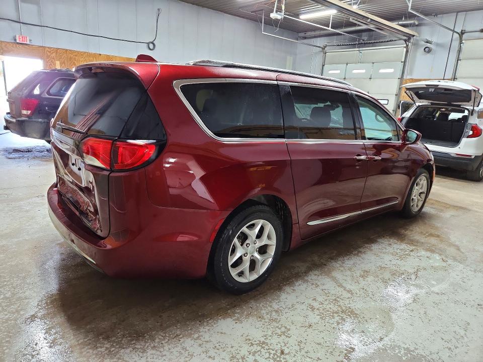 63649916 :رقم المزاد ، 2C4RC1EGXHR660154 vin ، 2017 Chrysler Pacifica مزاد بيع