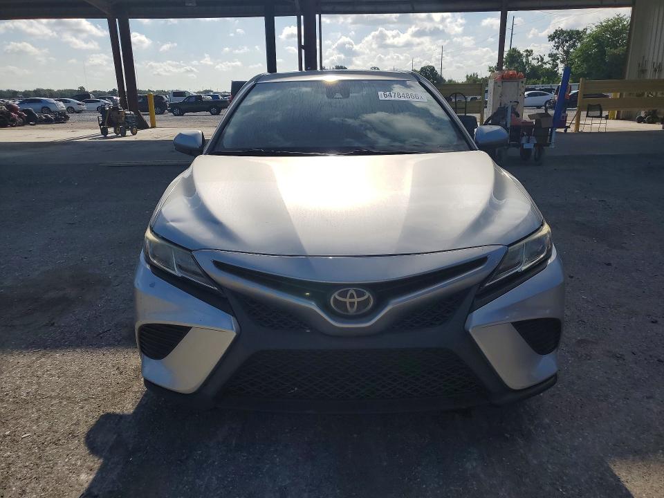 64784866 :رقم المزاد ، 4T1B11HK6JU044463 vin ، 2018 Toyota Camry مزاد بيع
