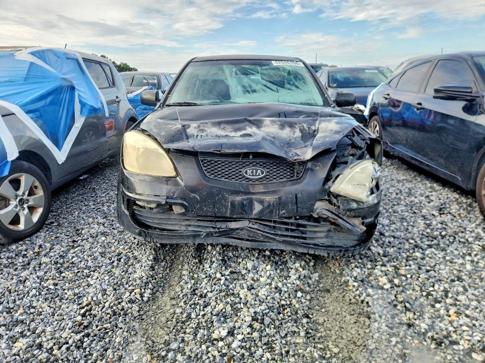 2006 Kia Rio მანქანა იყიდება აუქციონზე, vin: KNADE123166136575, აუქციონის ნომერი: 62946186