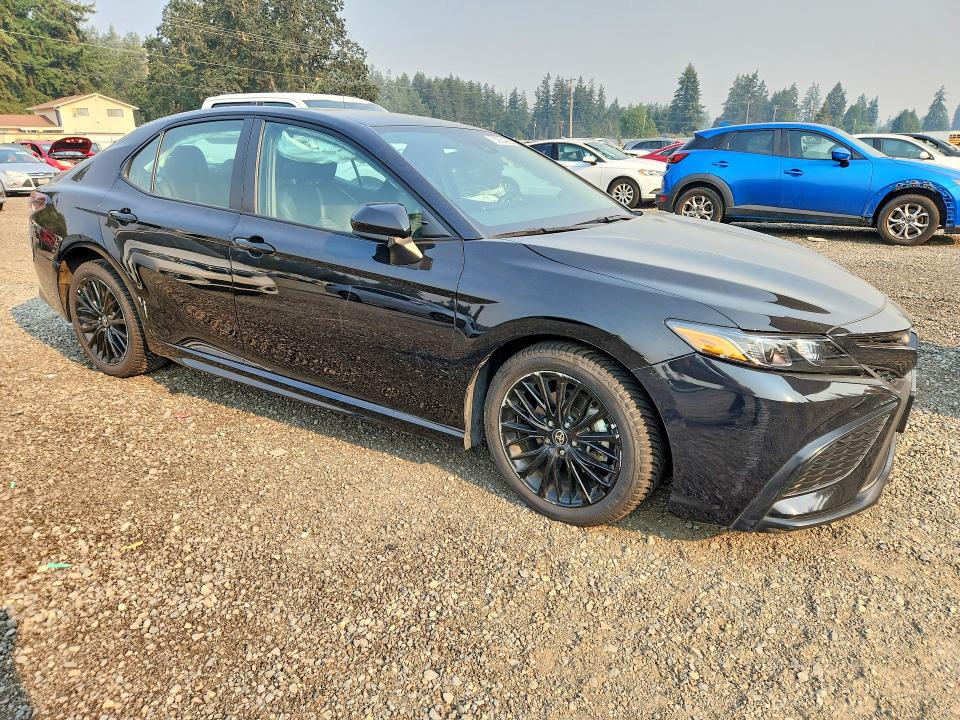 63904286 :رقم المزاد ، 4T1G11BK5MU035725 vin ، 2021 Toyota Camry مزاد بيع