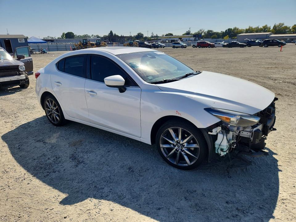 Продажа на аукционе авто 2018 Mazda 3, vin: 3MZBN1W35JM240982, номер лота: 64611476