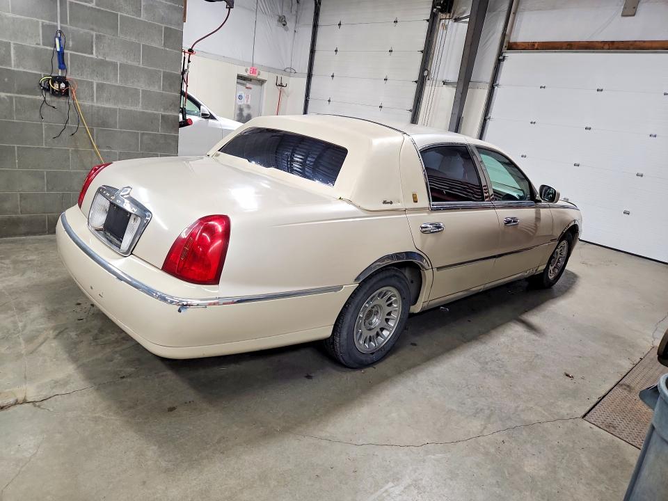 67040816 :رقم المزاد ، 1LNHM83W1YY914126 vin ، 2000 Lincoln Town Car مزاد بيع