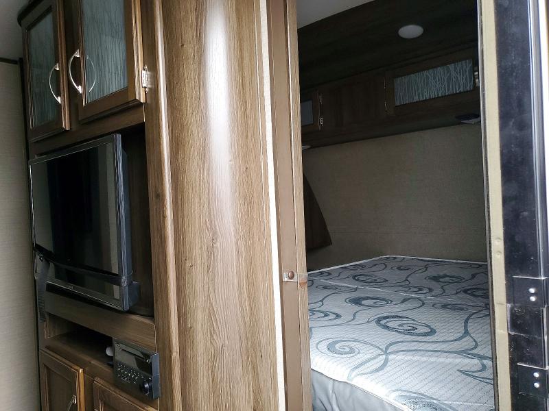 62676076 :رقم المزاد ، 4YDT22R22JD437853 vin ، 2018 Keystone Rv Recreational Vehicle (rv) مزاد بيع