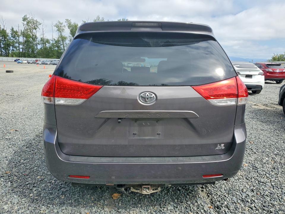 64646736 :رقم المزاد ، 5TDJK3DC6DS053518 vin ، 2013 Toyota Sienna مزاد بيع