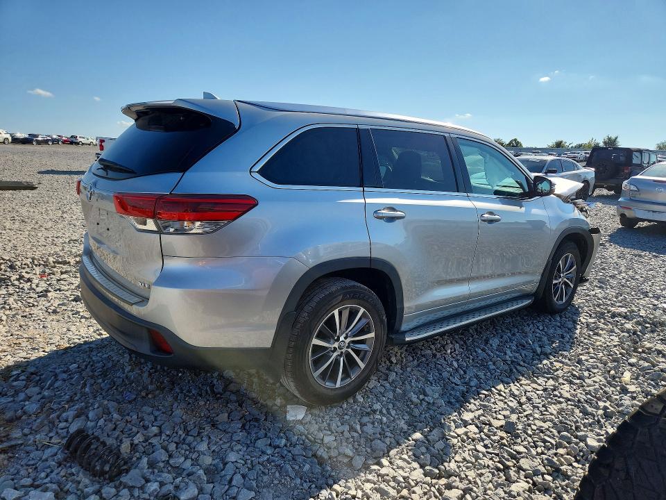 67322646 :رقم المزاد ، 5TDKZRFH0JS279464 vin ، 2018 Toyota Highlander مزاد بيع