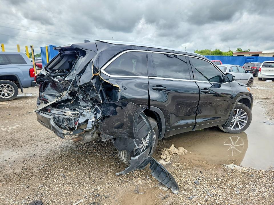 2017 Toyota Highlander მანქანა იყიდება აუქციონზე, vin: 5TDJZRFH9HS449570, აუქციონის ნომერი: 64890346