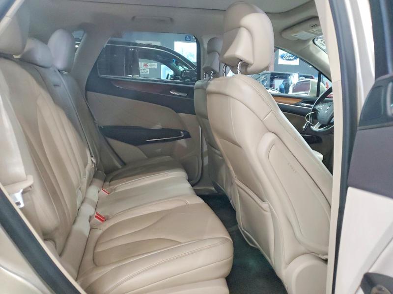 64263946 :رقم المزاد ، 5LMCJ2D95HUL62174 vin ، 2017 Lincoln Mkc مزاد بيع