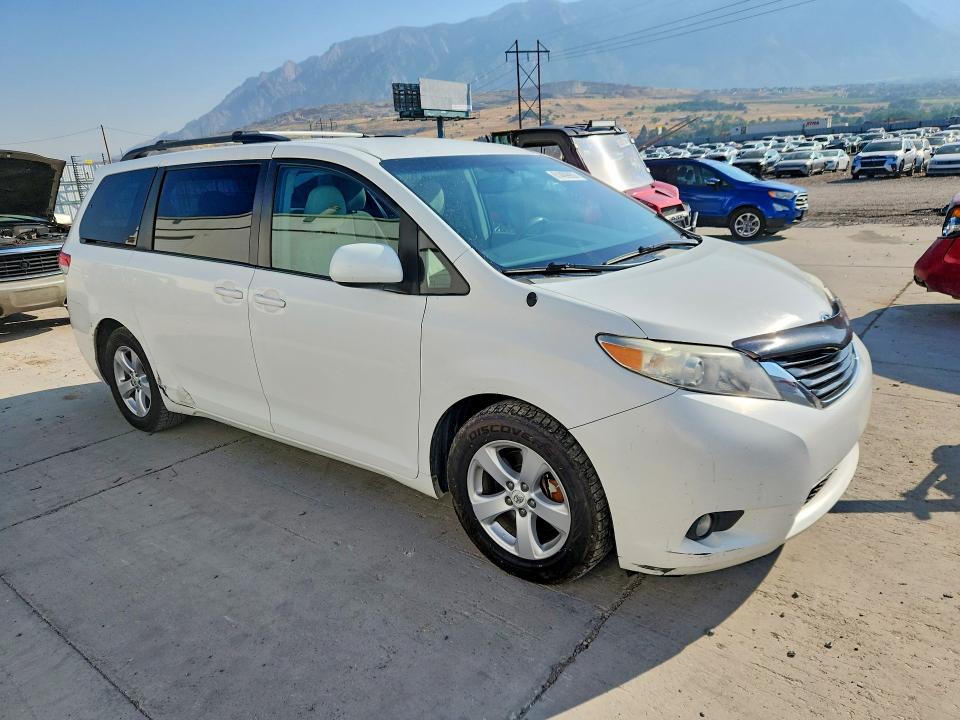 61409906 :رقم المزاد ، 5TDKK3DC9BS146695 vin ، 2011 Toyota Sienna مزاد بيع