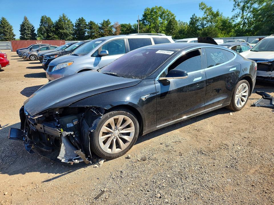 65442966 :رقم المزاد ، 5YJSA1E23JF281638 vin ، 2018 Tesla Model S مزاد بيع