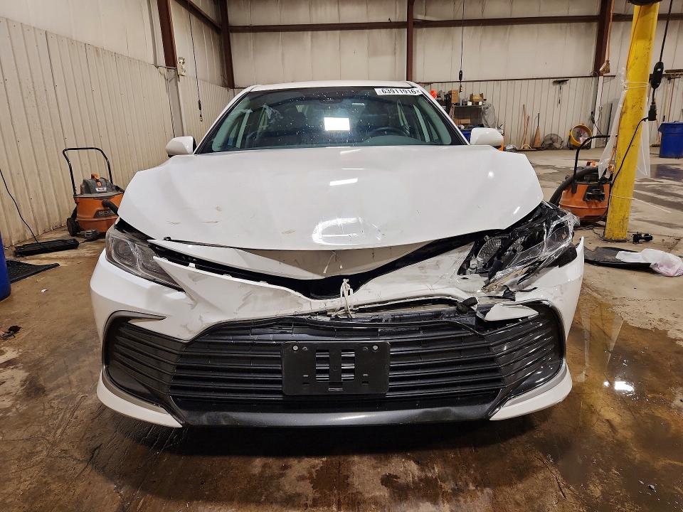 63911916 :رقم المزاد ، 4T1C11BKXMU032284 vin ، 2021 Toyota Camry مزاد بيع