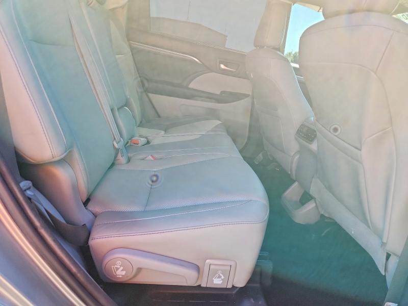 Продажа на аукционе авто 2018 Toyota Highlander, vin: 5TDDZRFH3JS828972, номер лота: 63910936
