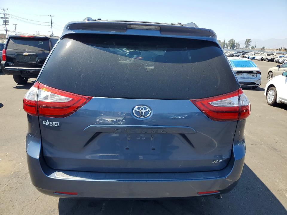 64017536 :رقم المزاد ، 5TDYK3DC9FS625585 vin ، 2015 Toyota Sienna مزاد بيع