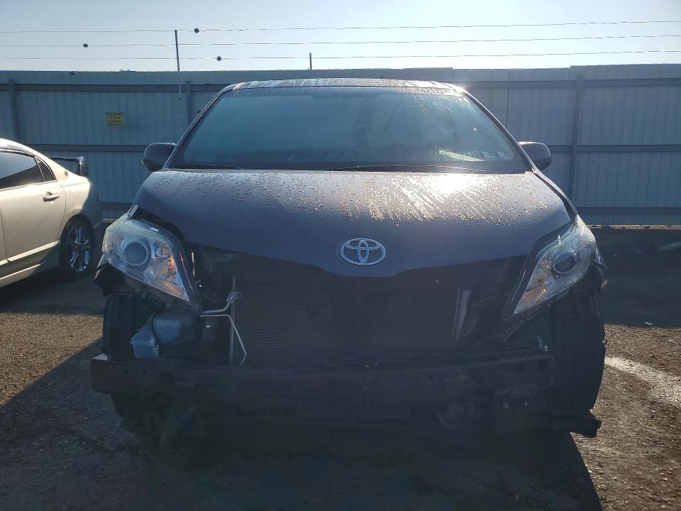 64212786 :رقم المزاد ، 5TDDK3DC7GS142693 vin ، 2016 Toyota Sienna مزاد بيع