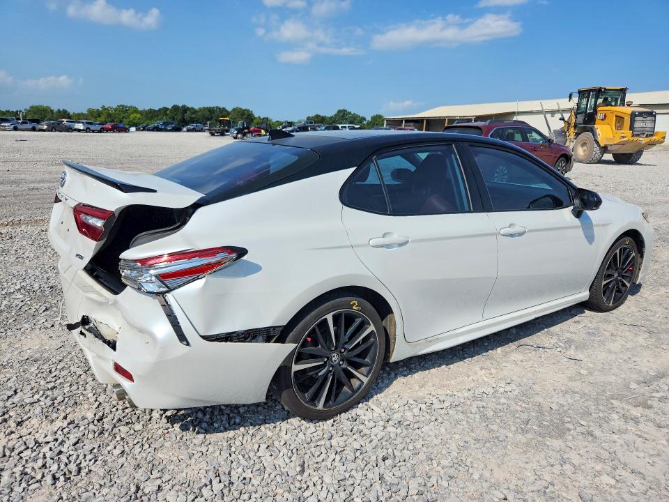 64644406 :رقم المزاد ، 4T1B61HK6KU211908 vin ، 2019 Toyota Camry مزاد بيع