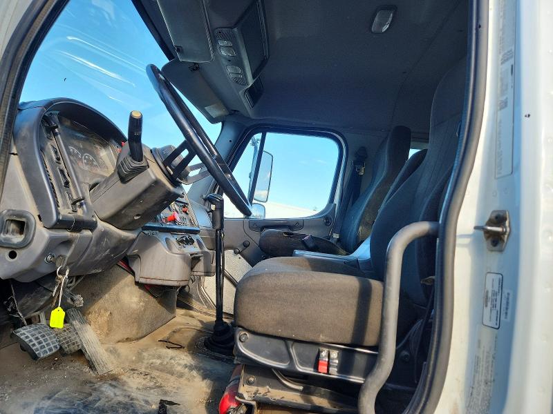 61969306 :رقم المزاد ، 1FUJC5CV7ADAT9450 vin ، 2010 Freightliner M2 مزاد بيع