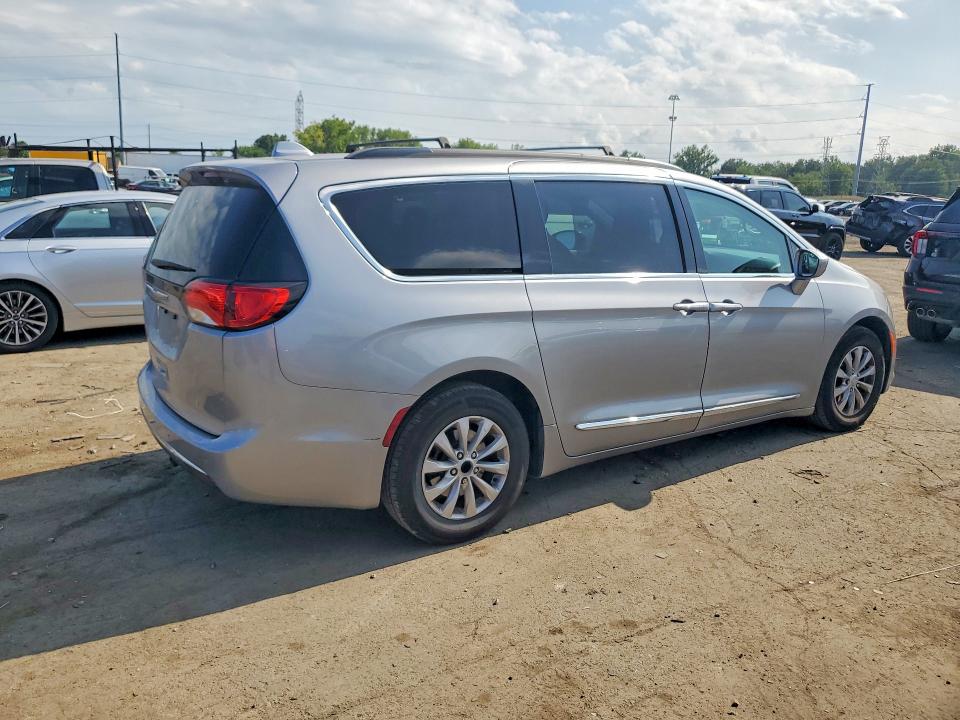 65944276 :رقم المزاد ، 2C4RC1BG3HR702961 vin ، 2017 Chrysler Pacifica مزاد بيع