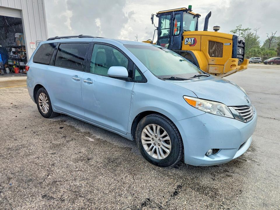 63673856 :رقم المزاد ، 5TDYK3DC0FS550906 vin ، 2015 Toyota Sienna مزاد بيع