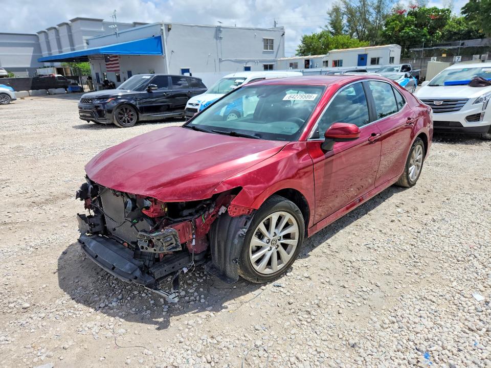 64279586 :رقم المزاد ، 4T1C11AK2NU642246 vin ، 2022 Toyota Camry مزاد بيع