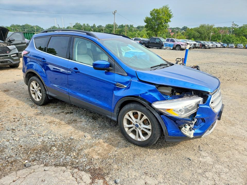 64386786 :رقم المزاد ، 1FMCU0HDXJUA21663 vin ، 2018 Ford Escape مزاد بيع