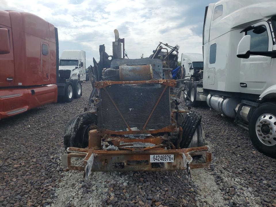 64246976 :رقم المزاد ، 2FUY3MCB6TA813746 vin ، 1996 Freightliner Fld112 مزاد بيع