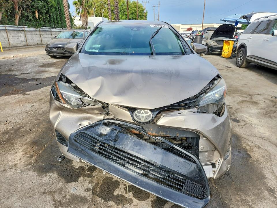 64895736 :رقم المزاد ، 5YFBURHE7HP667280 vin ، 2017 Toyota Corolla مزاد بيع