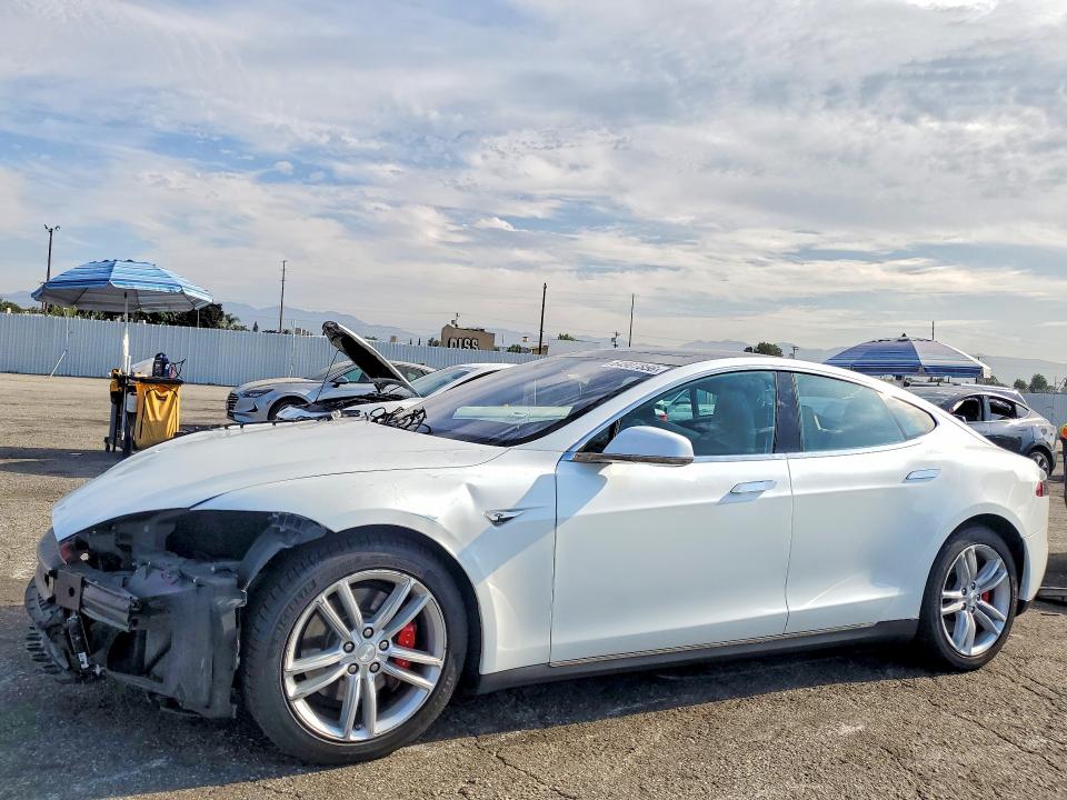 Продажа на аукционе авто 2015 Tesla Model S, vin: 5YJSA1V43FF100935, номер лота: 64907856