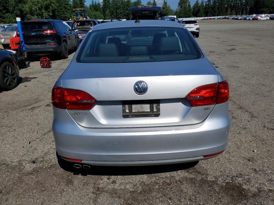 63702536 :رقم المزاد ، 3VWD17AJ2EM303698 vin ، 2014 Volkswagen Jetta مزاد بيع
