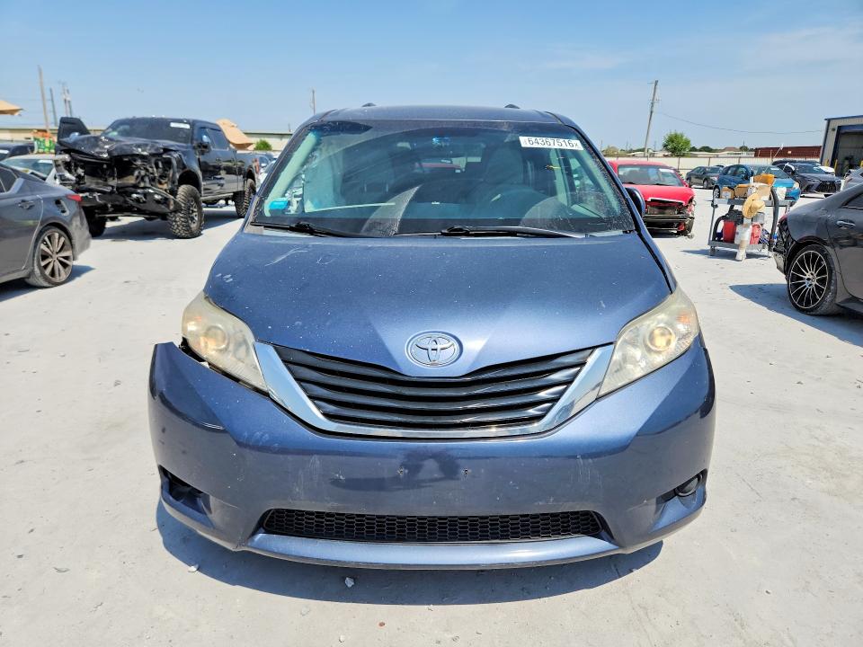 64367516 :رقم المزاد ، 5TDKK3DCXDS382565 vin ، 2013 Toyota Sienna مزاد بيع