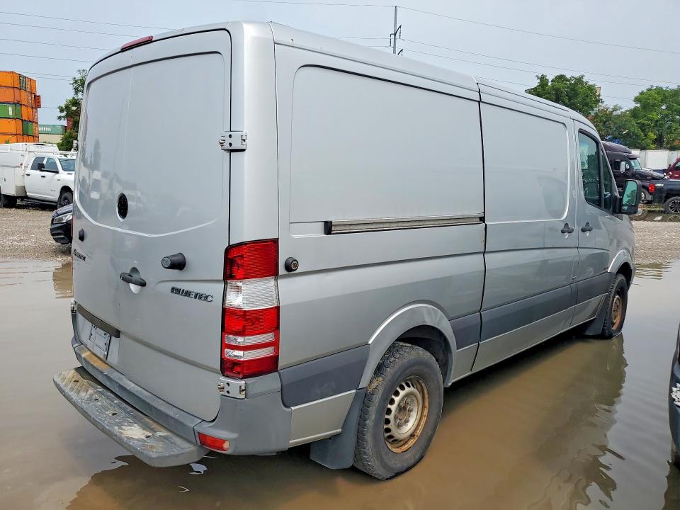 64016996 :رقم المزاد ، WD3PE7CC0C5705168 vin ، 2012 Mercedes-benz Sprinter مزاد بيع