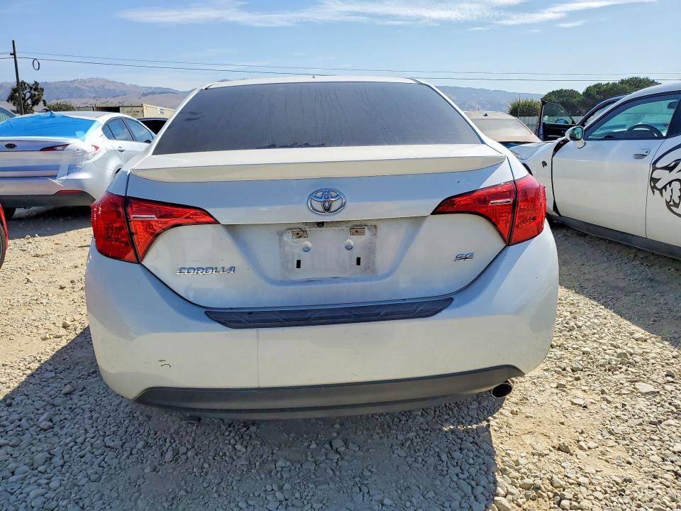64080986 :رقم المزاد ، 5YFBURHE9JP770478 vin ، 2018 Toyota Corolla مزاد بيع
