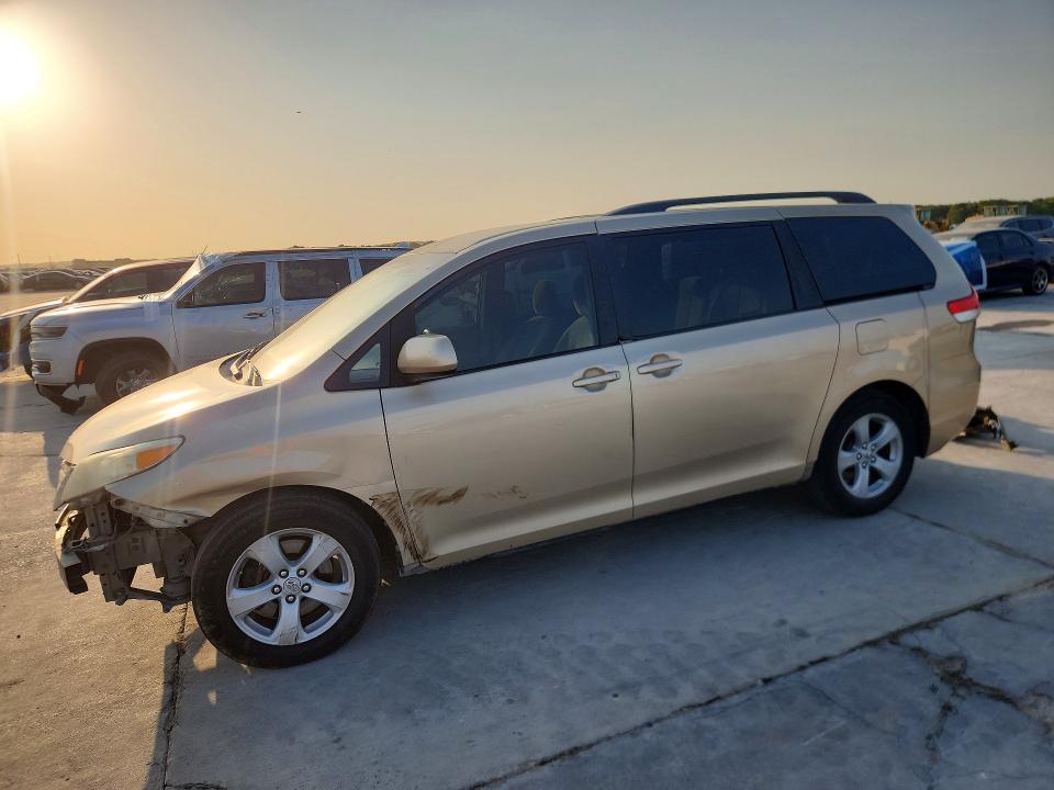 63590476 :رقم المزاد ، 5TDKK3DC1BS023263 vin ، 2011 Toyota Sienna مزاد بيع