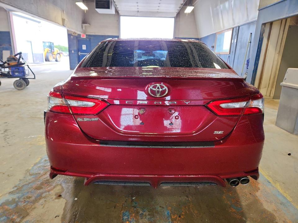 64319216 :رقم المزاد ، 4T1B11HK1JU577398 vin ، 2018 Toyota Camry مزاد بيع