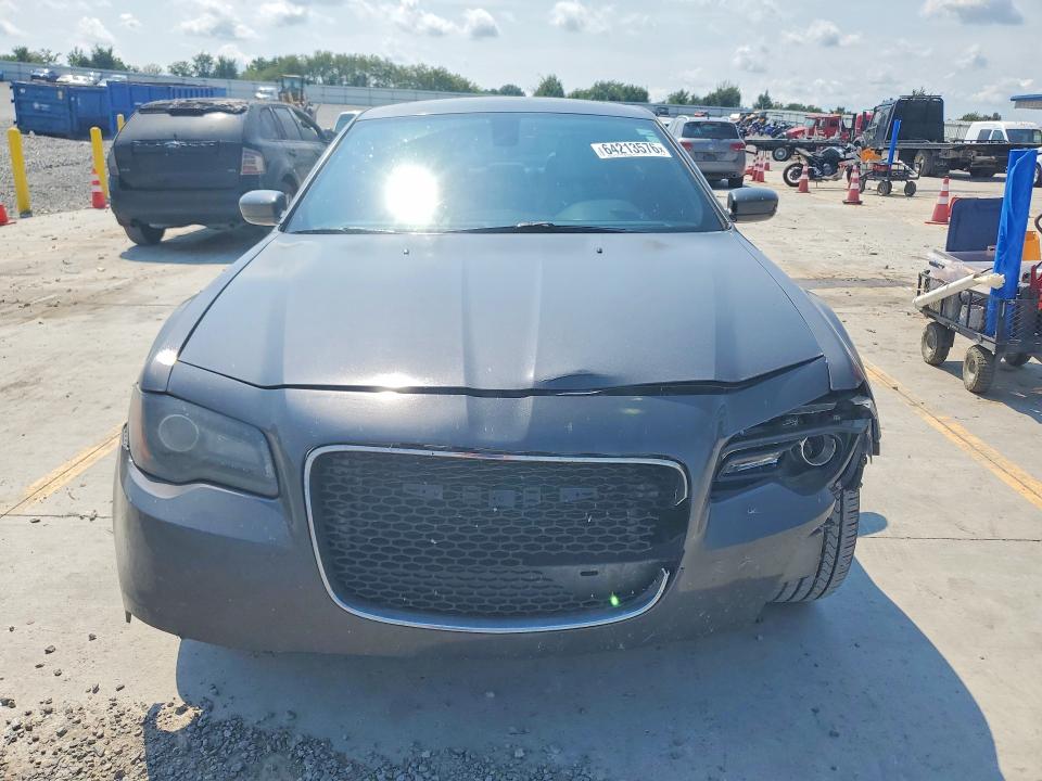 64213576 :رقم المزاد ، 2C3CCABGXJH228898 vin ، 2018 Chrysler 300 مزاد بيع