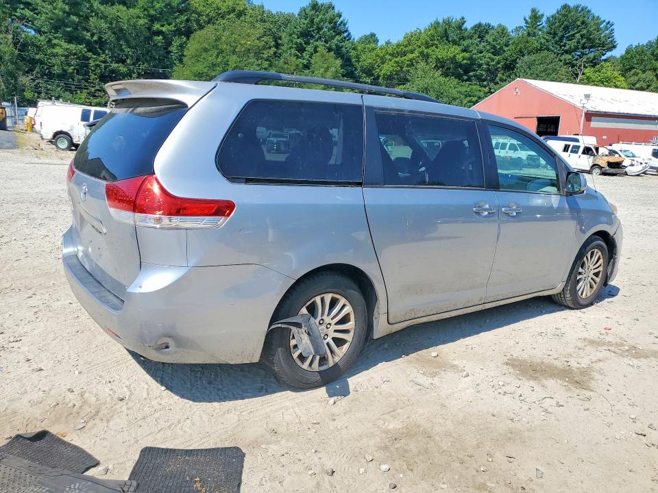 65259446 :رقم المزاد ، 5TDYK3DC6BS059685 vin ، 2011 Toyota Sienna مزاد بيع