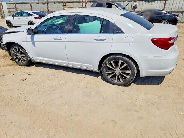 63740446 :رقم المزاد ، 1C3CCBBB7DN550257 vin ، 2013 Chrysler 200 مزاد بيع