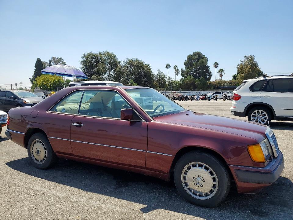 63934186 :رقم المزاد ، WDBEA51D6NB657915 vin ، 1992 Mercedes-benz 300 مزاد بيع