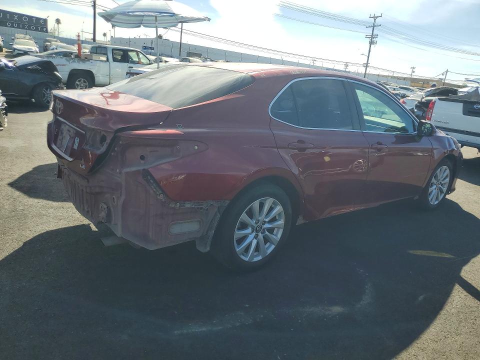 65659286 :رقم المزاد ، 4T1B11HK8JU583103 vin ، 2018 Toyota Camry مزاد بيع