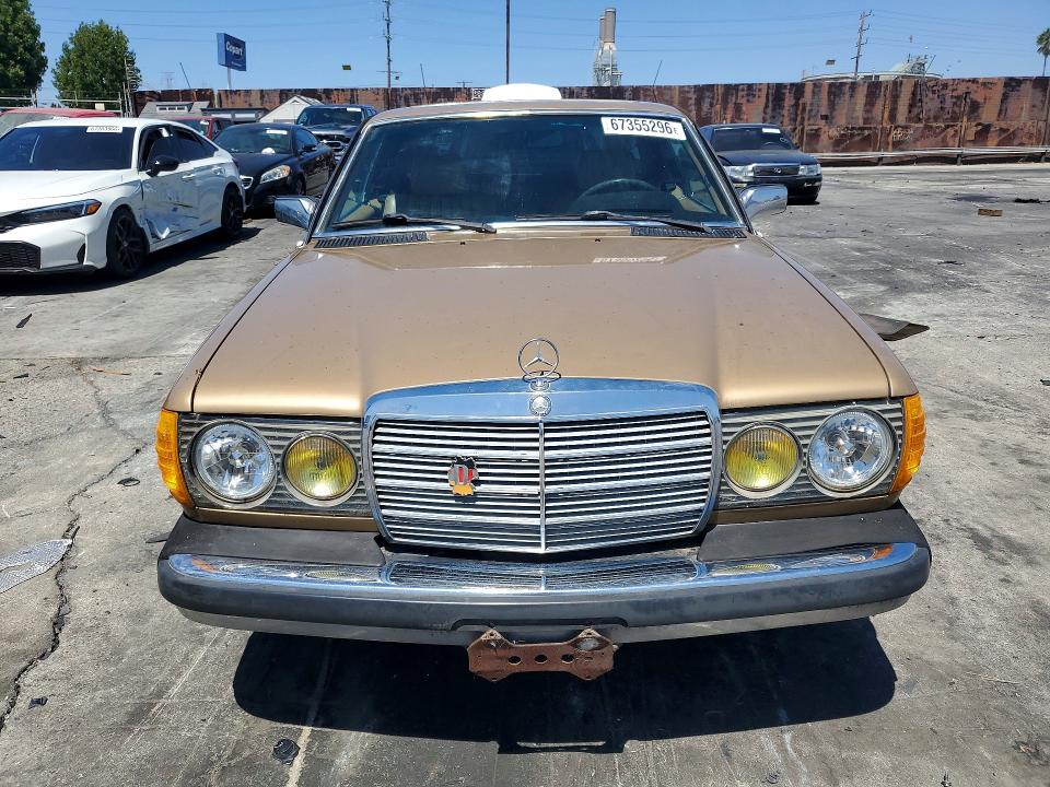 67355296 :رقم المزاد ، WDBAB53AXDB003870 vin ، 1983 Mercedes-benz 300 مزاد بيع
