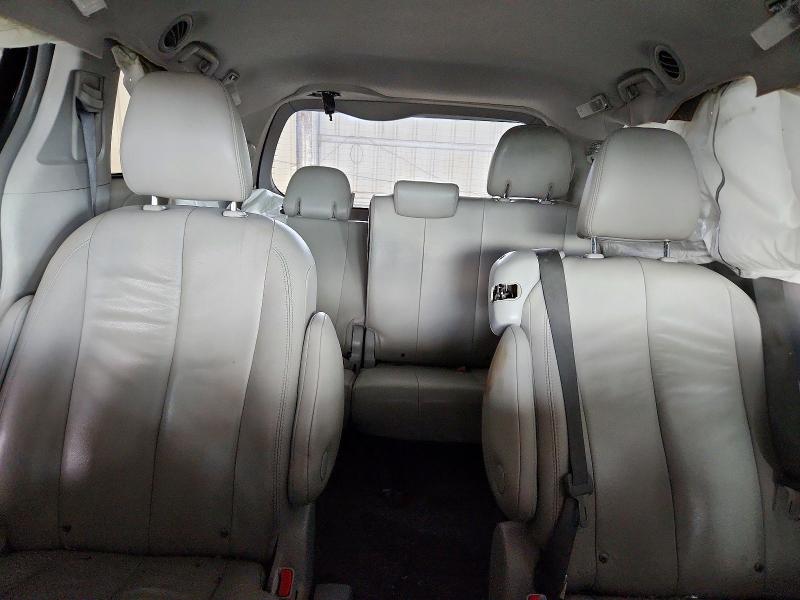 63913386 :رقم المزاد ، 5TDYK3DC8DS393672 vin ، 2013 Toyota Sienna مزاد بيع