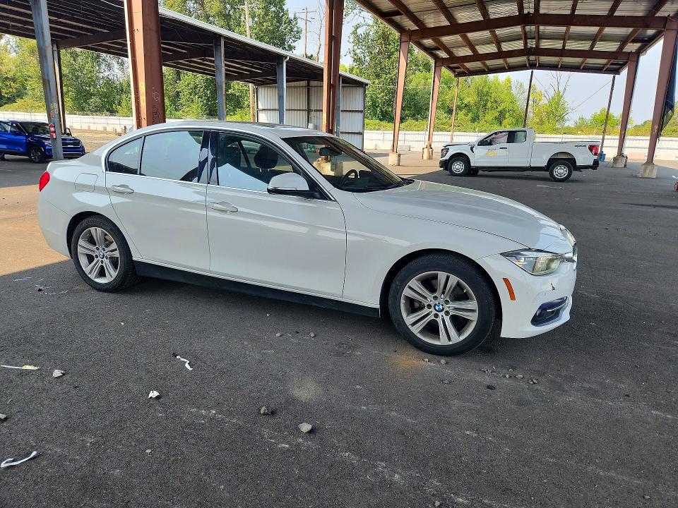 64752586 :رقم المزاد ، WBA8B9G35HNU51924 vin ، 2017 Bmw 3 Series 330i مزاد بيع