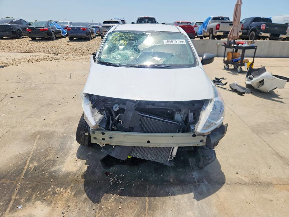 64075756 :رقم المزاد ، 3N1CN7APXJL815798 vin ، 2018 Nissan Versa مزاد بيع