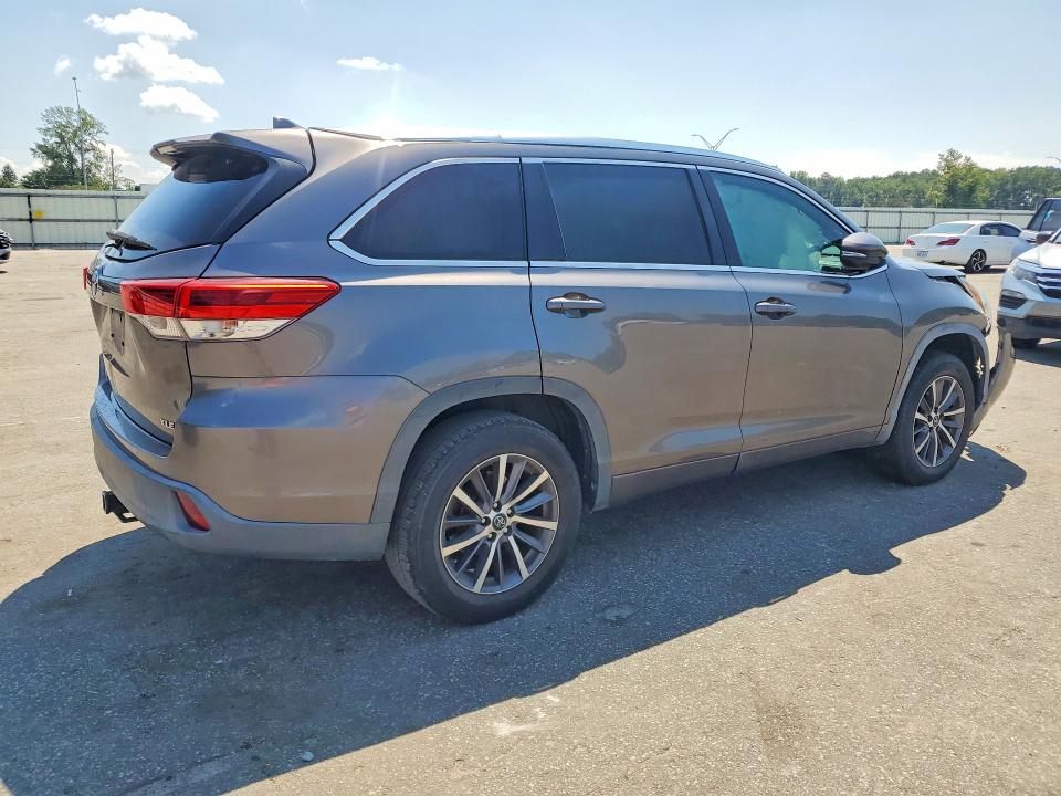 2018 Toyota Highlander მანქანა იყიდება აუქციონზე, vin: 5TDKZRFHXJS273848, აუქციონის ნომერი: 66547376