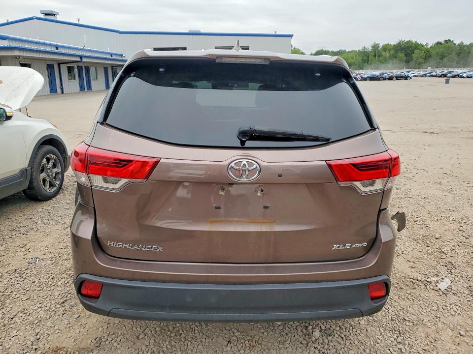 64201606 :رقم المزاد ، 5TDJZRFH6JS880860 vin ، 2018 Toyota Highlander مزاد بيع