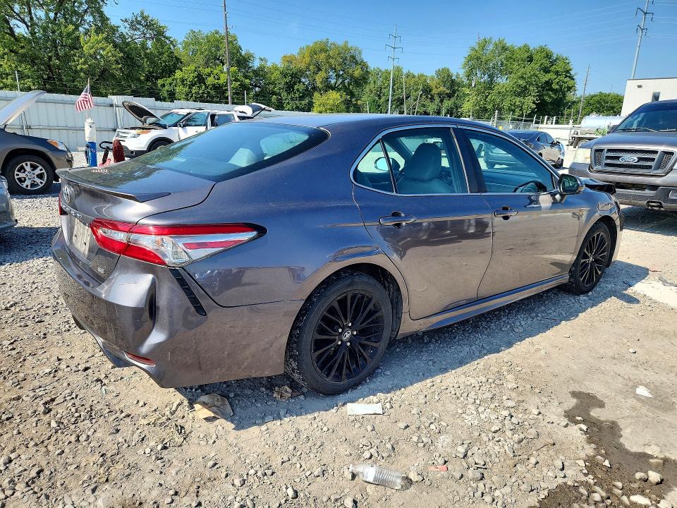63507466 :رقم المزاد ، 4T1B11HK0JU135034 vin ، 2018 Toyota Camry مزاد بيع