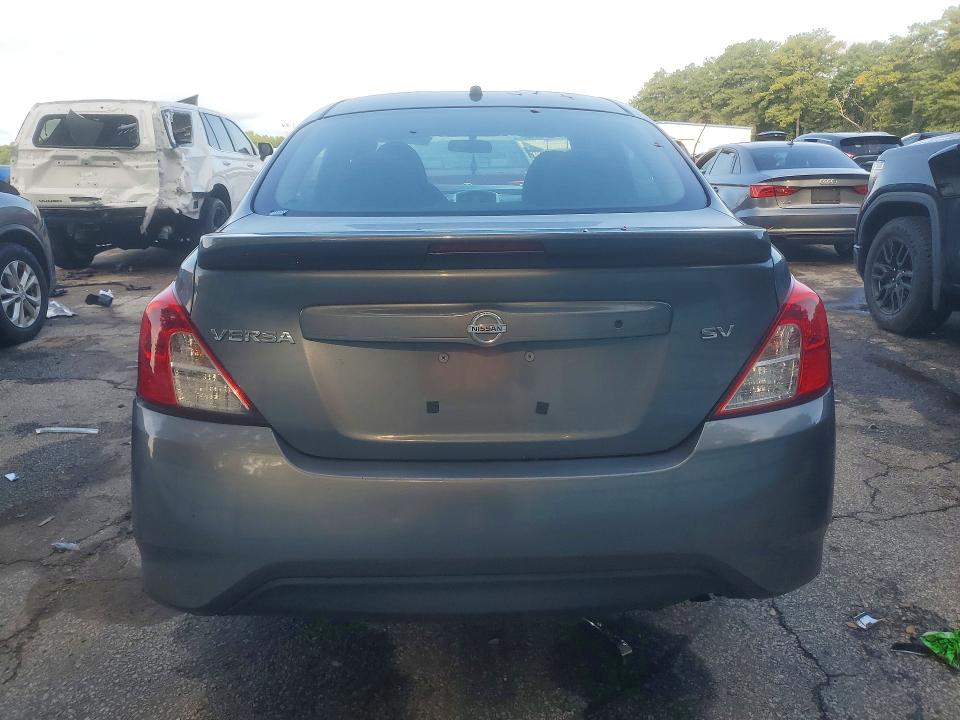 64414356 :رقم المزاد ، 3N1CN7AP9JL858996 vin ، 2018 Nissan Versa مزاد بيع