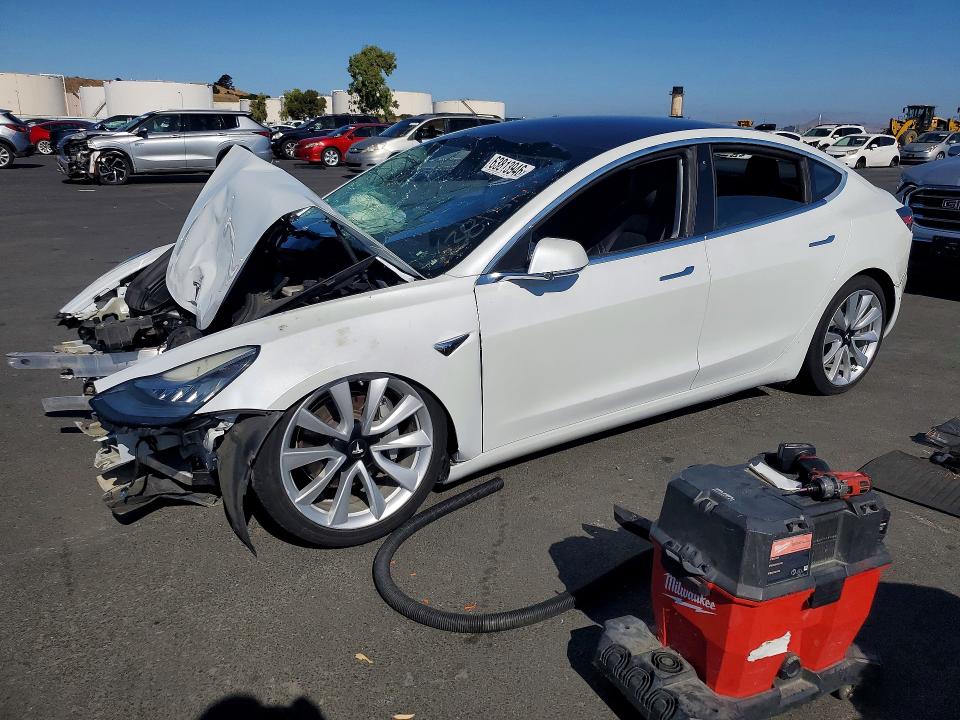 63813946 :رقم المزاد ، 5YJ3E1EA2JF164780 vin ، 2018 Tesla Model 3 مزاد بيع
