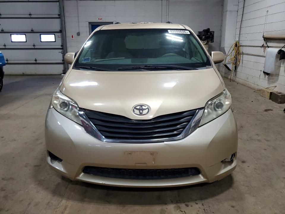 2011 Toyota Sienna მანქანა იყიდება აუქციონზე, vin: 5TDKK3DCXBS062658, აუქციონის ნომერი: 63599696
