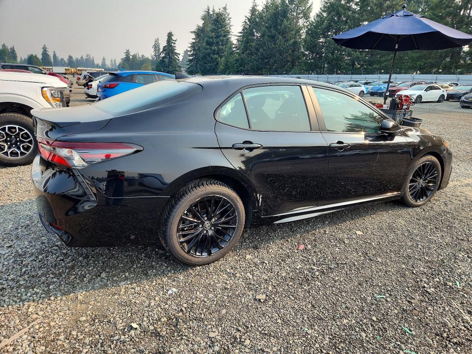 63904286 :رقم المزاد ، 4T1G11BK5MU035725 vin ، 2021 Toyota Camry مزاد بيع