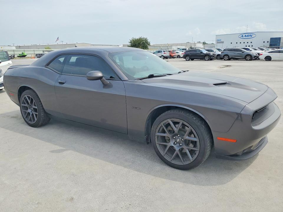 64137866 :رقم المزاد ، 2C3CDZBT4JH116722 vin ، 2018 Dodge Challenger مزاد بيع