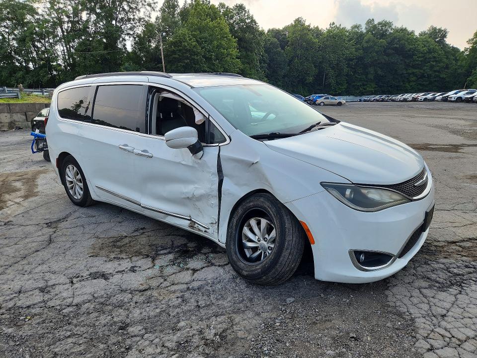 Auction sale of the 2017 Chrysler Pacifica, vin: 2C4RC1BG5HR756911, lot number: 63733326
